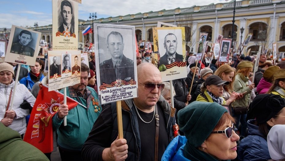    Жители Петербурга с портретами родственников и героев ВОВ во время шествия "Бессмертного полка" в День Победы. Автор фото: Сергей Ермохин / "Деловой Петербург"