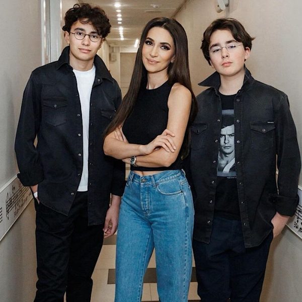    Зара с сыновьями, фото: соцсети