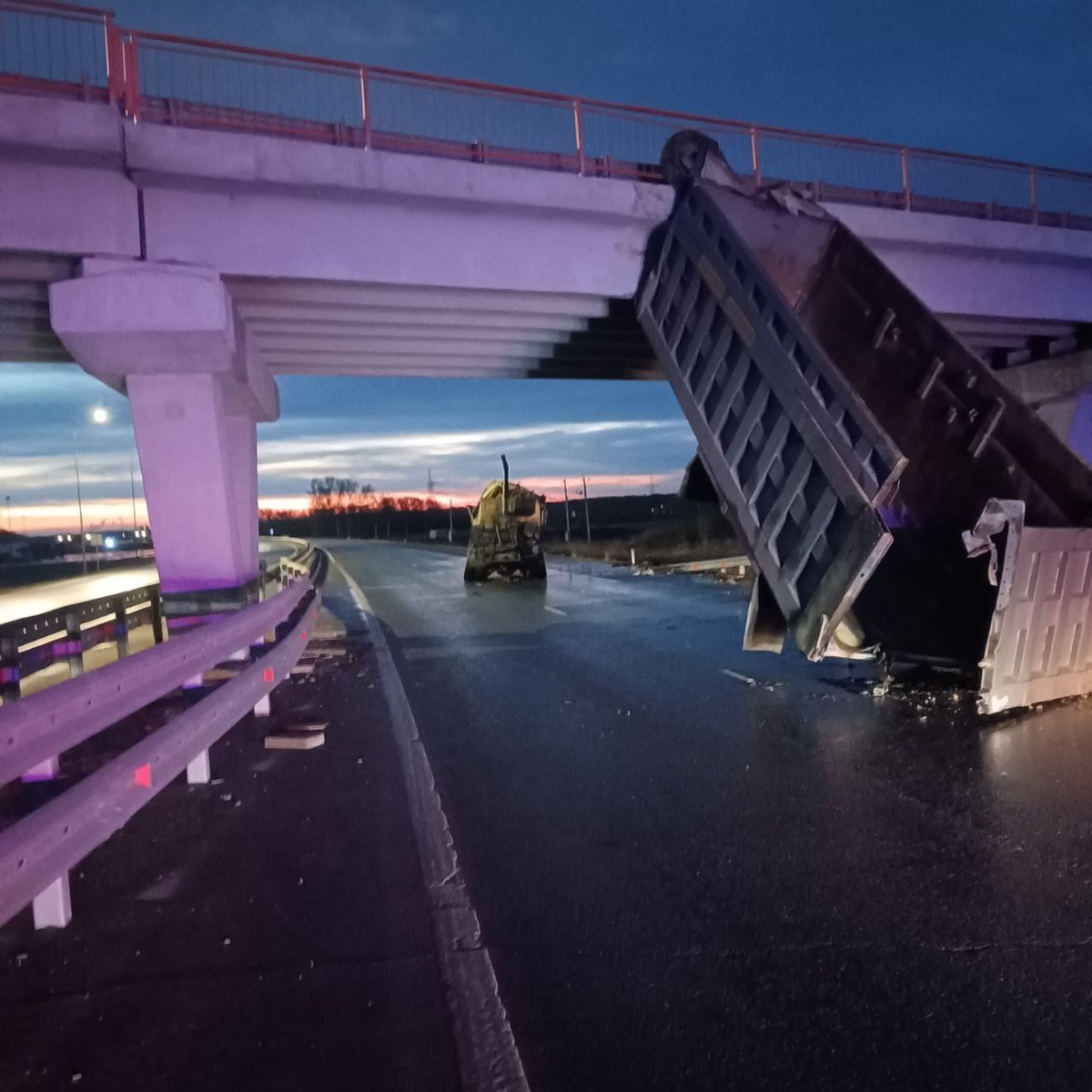 Кузов застрял под мостом.  Фото: Фото предоставлено департаментом управления новосибирских дорог
