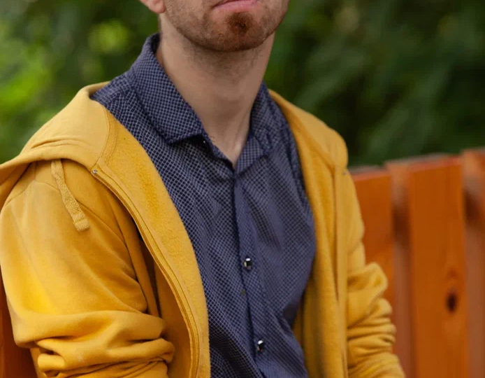 В Екатеринбурге «народный дворник» Антон Бурдин бесплатно убирается на улицах города и старается привлечь к этому делу других людей