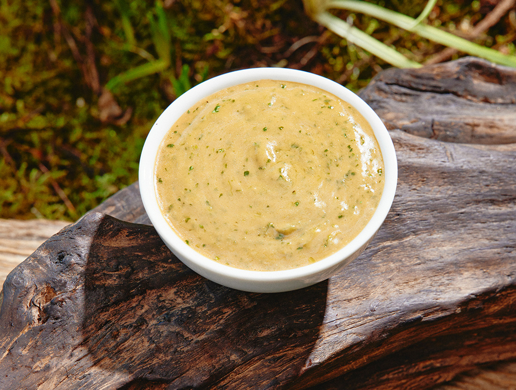 Соус из кинзы, лайма, растительного масла и соевого соуса подходит к рыбе, птице, овощам.