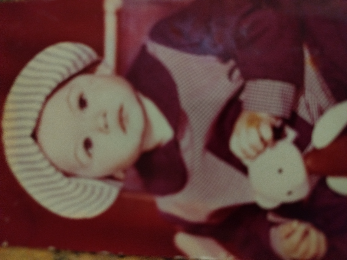 Девочка с задумчивыми глазами, которая никогда не улыбалась.