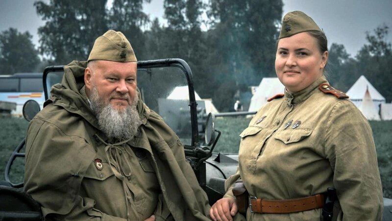     Супруги Ирина Чекаданова и Александр Лукин — организаторы парада ретроавтомобилей времен ВОВ, который проходит 9 мая на пл. Советов в Барнауле. asau.ru