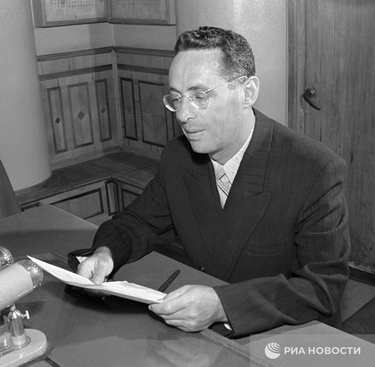 Диктор Всесоюзного радио Юрий Левитан, 1956 год © Александр Воротынский, РИА Новости
