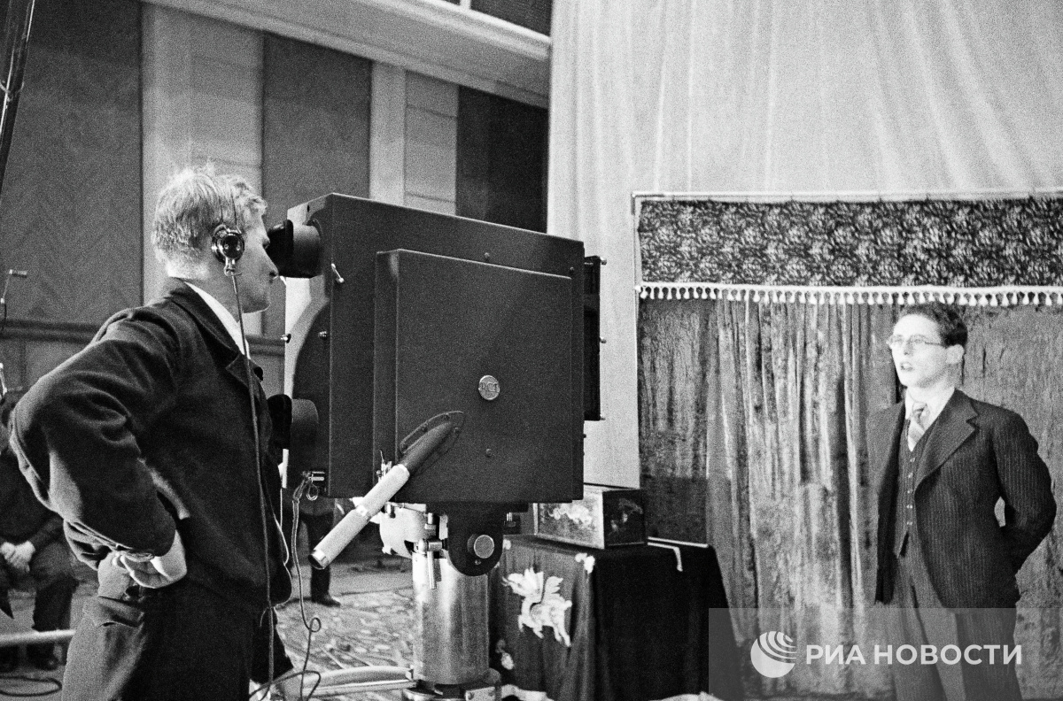 Диктор Всесоюзного радио Юрий Левитан во время записи передачи в студии. Свердловск, 1941 год © Анатолий Гаранин, РИА Новости
