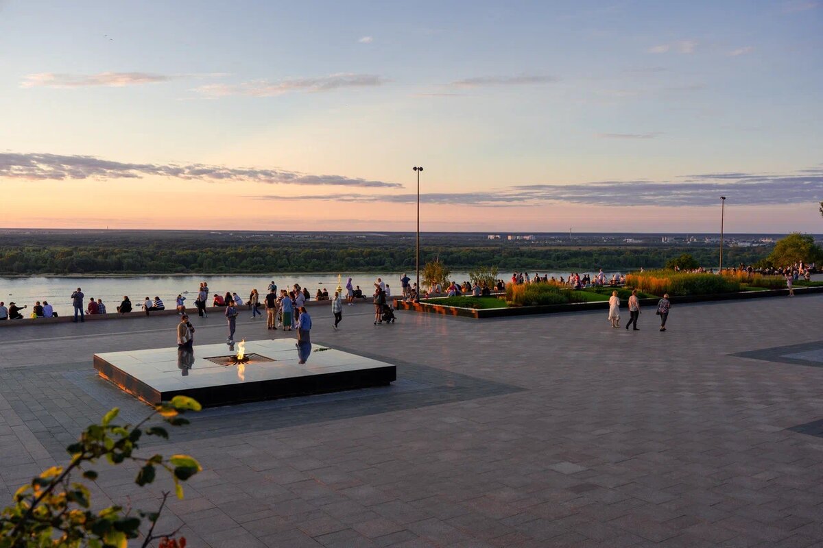 Нижегородцы гуляют в Кремле у Вечного огня. Фото: Дима Четыре
