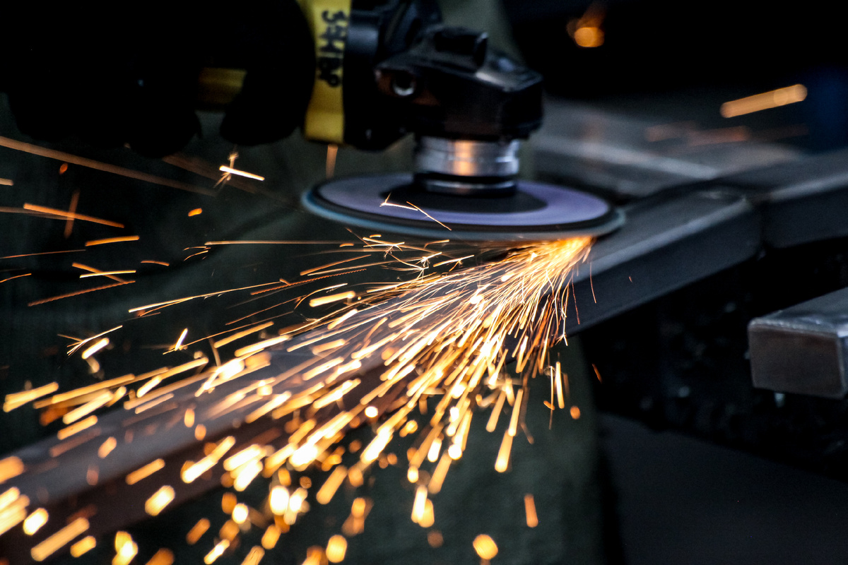 Подготовка металла для распашных ворот на заводе Аполло