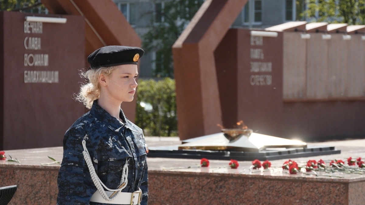В почетный караул у мемориала встали балахнинские старшеклассники, воспитанники патриотических клубов.