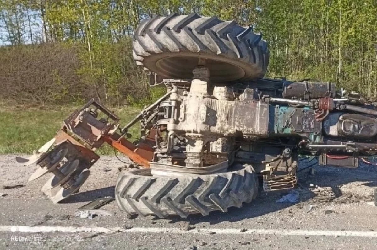    Фура протаранила трактор на брянском участке федеральной трассы Р-120