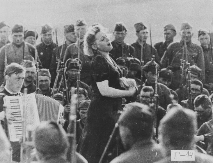 Артисты Московского государственного театра эстрады на Крымском фронте. 1942 год
Фотография: Мультимедиа Арт Музей, Москва / goskatalog.ru