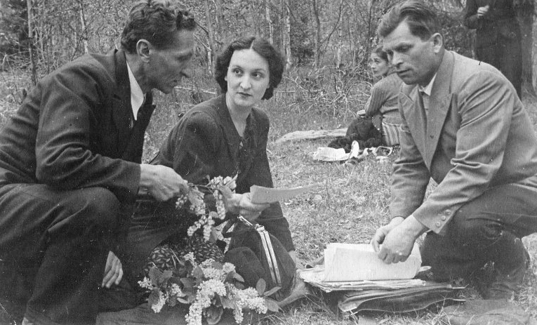 
Слева направо: артист МХАТа Яков Лакшин и артисты Государственного академического Большого театра Татьяна Парфененко и Игорь Долгий на Западном фронте. 1942 год
Фотография: Государственный центральный театральный музей им. А.А. Бахрушина, Москва / goskatalog.ru