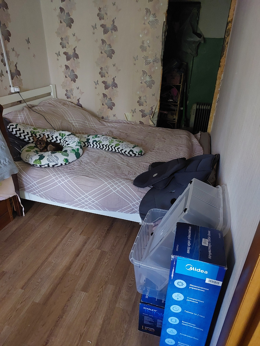 Эт чехлы от автокресла накиданы на кровати.