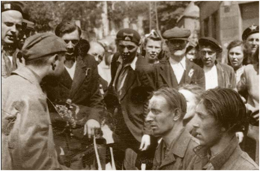 Повстанцы и пленные коллаборационисты. Прага, май 1945 г. Из открытых источников