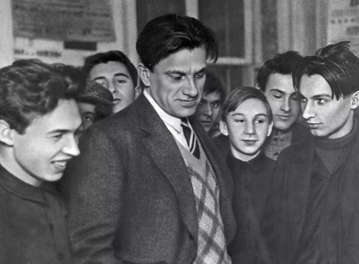 Владимир Маяковский среди молодежи
© photo: Sputnik / Перейти в фотобанк