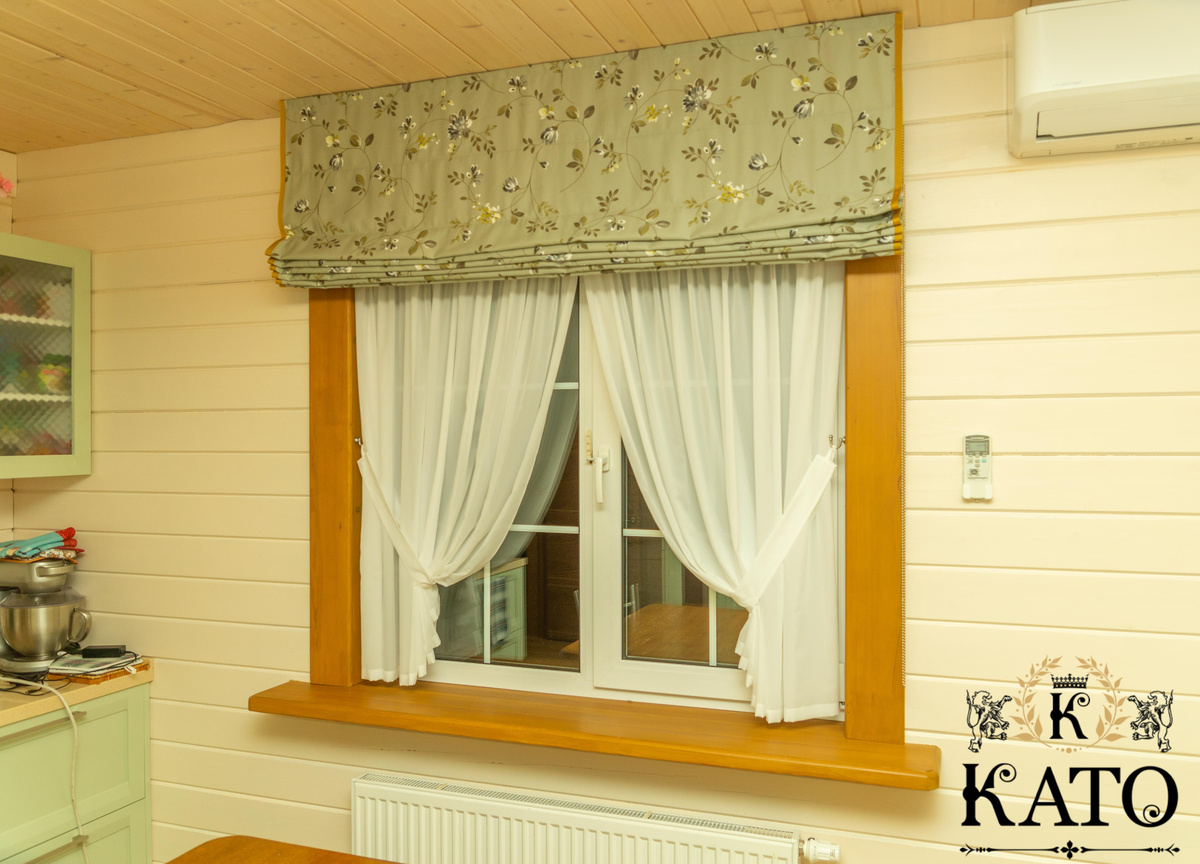 Совная кухня — это не только функциональное пространство для приготовления пищи, но и уютная зона для отдыха, семейных ужинов и дружеских встреч. Один из важнейших элементов оформления кухни — это окна. Именно правильно подобранные шторы способны задать настроение всему интерьеру, сделать его стильным и завершённым. Римские шторы — идеальное решение для кухни в современном стиле. Почему? Расскажем в этой статье, а также поделимся самыми актуальными и оригинальными идеями!