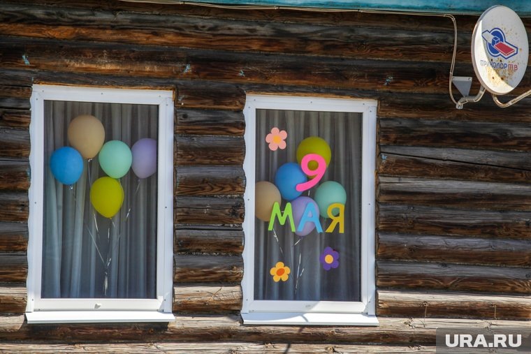    К 9 мая принято готовиться заранее: вывешивать флаги, возлагать цветы к памятникам и украшать окна