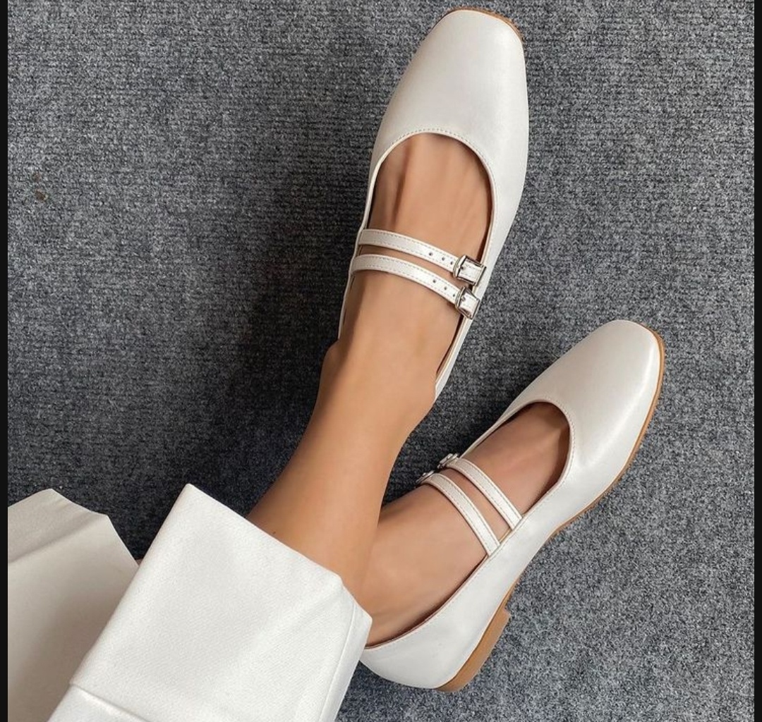 Альтернатива каблукам — балетки или более удобные лоферы, в которую можно вложить ортопедическую вставку