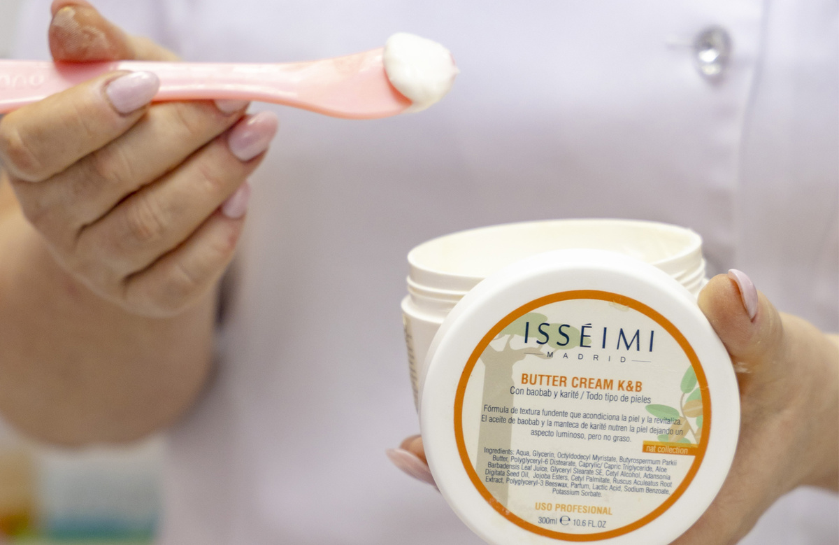 Крем с баобабом и карите K&B BUTTER CREAM / ISSÉIMI NAT COLLECTION (Испания).

Шелковый крем для профессионального применения с тонким ароматом камеи и богатым натуральным составом для антистрессового ухода в различных профессиональных программах.

Насыщает кожу витаминами, полиненасыщенными жирными кислотами, токоферолами, минералами, полифенолами, питая и регенерируя ее. Проявляет выраженное антиоксидантное действие.Укрепляет стенки сосудов и улучшает микроциркуляцию, устраняя застойные явления, приводящие к куперозу и/или эдеме. Оживляет кожу. Повышает эластичность кожи, уменьшает глубину морщин.
Блокирует выброс провоспалительных цитокинов, успокаивая кожу и уменьшая ее раздражение.

Восстанавливает кожу после негативного воздействия факторов окружающей среды (мороз, ветер, солнечное излучение…)

Это натуральный продукт для ухода за кожей с негативной реакцией на химические вещества (непереносимость эмульгаторов, консервантов, отдушек).