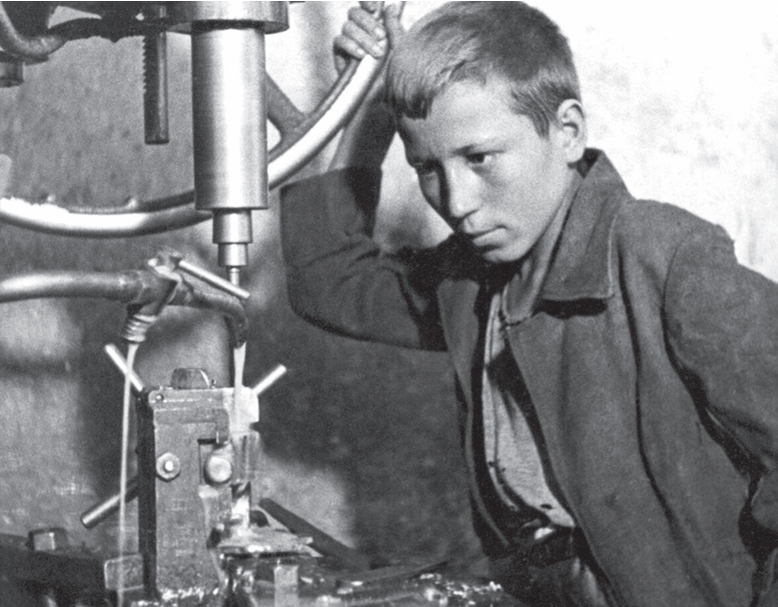 Стахановец механического цеха Кировского завода Коля Федорашкин, 1945 год