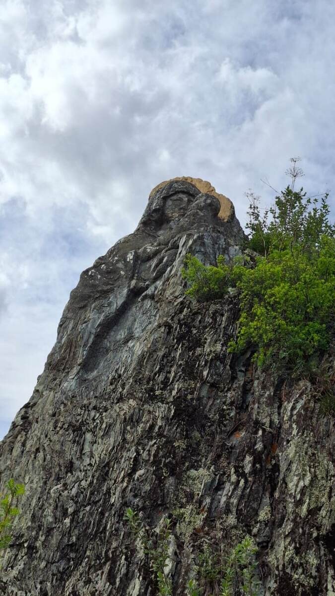 лик Богородицы на скале