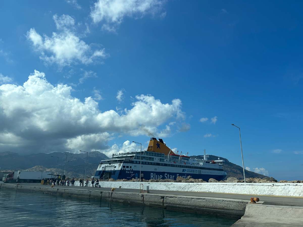 Вот так выглядят греческие «электрички» - паром (фото автора)