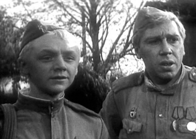 Кадр из фильма. Виктор Перевалов в роли Володи Данилина и Борис Гитин в роли его сослуживца Павла Фомина