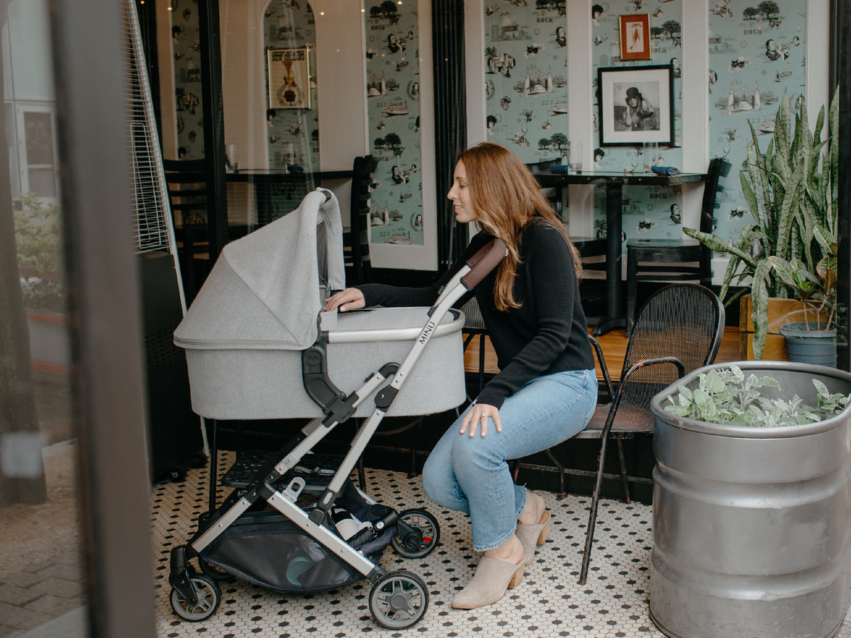 UPPAbaby Minu V2- идеальная коляска с полноценной люлькой для новорожденного для долгих прогулок и путешествий.