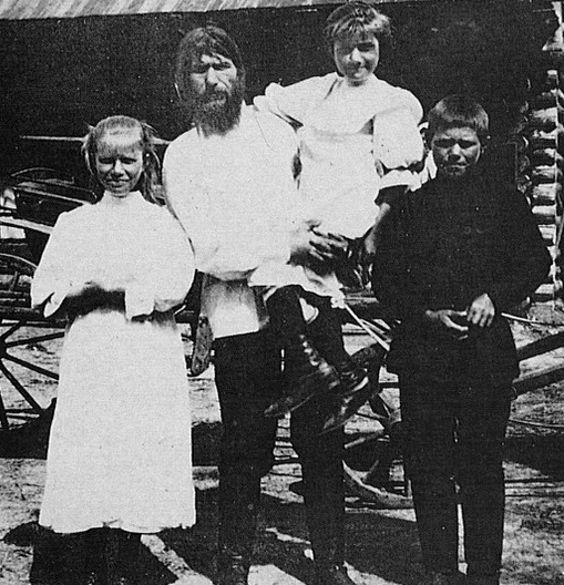 Слева направо: Матрёна Распутина, Григорий Распутин, Варвара Распутина и Дмитрий Распутин