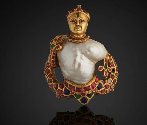 На фото: Брошь с барочным жемчугом. Индия. Приблизительно 1575-1625 гг.
