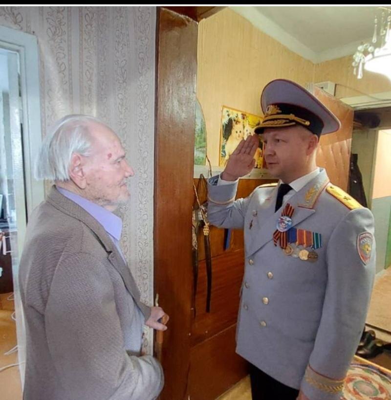    Генерал-майор Сергей Ремезков поздравил с Днем Победы ветерана войны и МВД Василия Шицелова