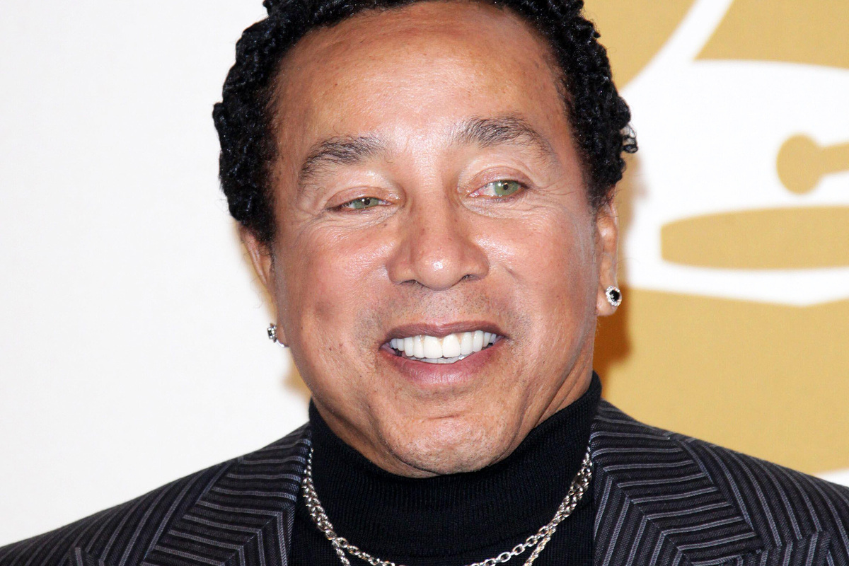     Четыре бывших домработницы культового певца Смоки Робинсона обвинили его в изнасилованиях