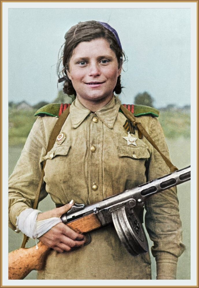 Санинструктор Лидия Мякишева (18 лет) позирует для фото, после вручения награды  "Орден Славы III степени"/  Фото отредактировано в цвете от kostas26