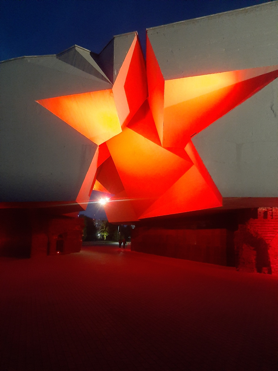 Так выглядит главный вход, в виде звезды.