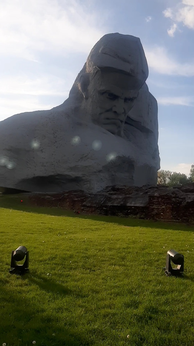 Главный монумент "Мужество", высотой 33.5 метра.