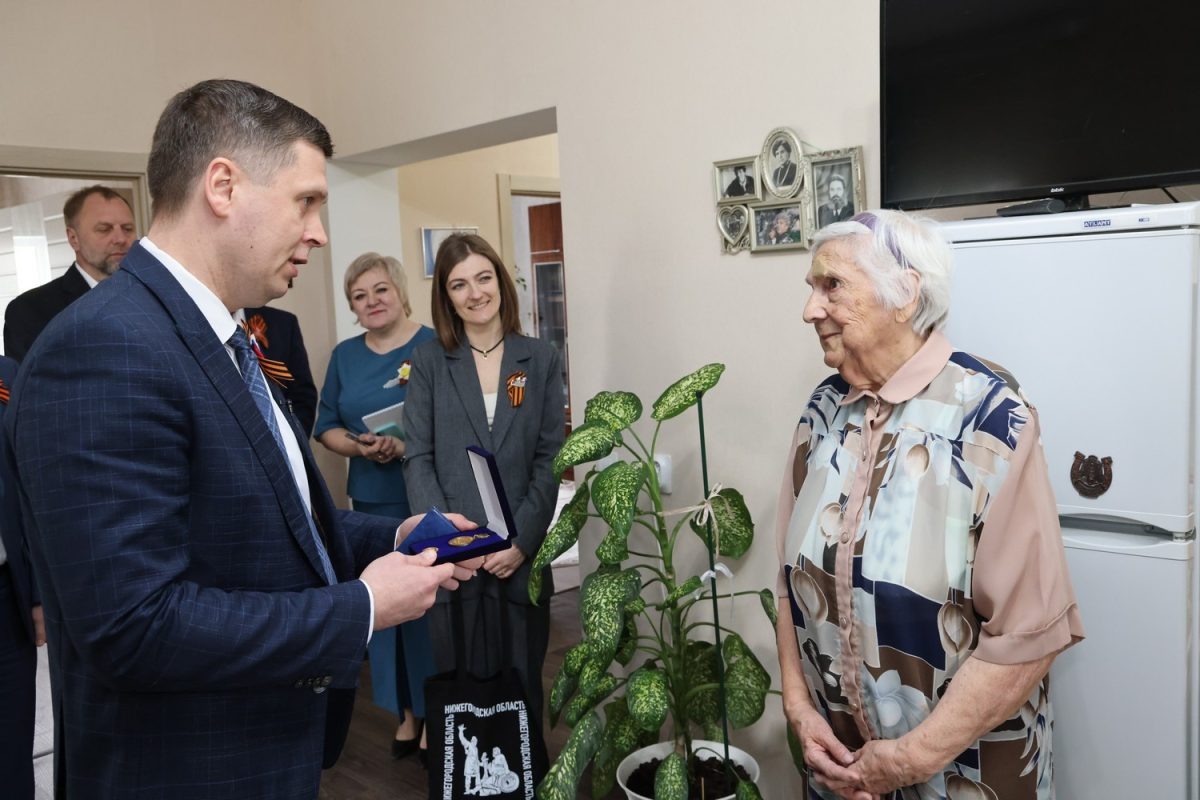    Андрей Гнеушев вручил медаль «Благотворитель земли Нижегородской» жительнице поселка Шатки Валентине Павловне Винидиктовой
