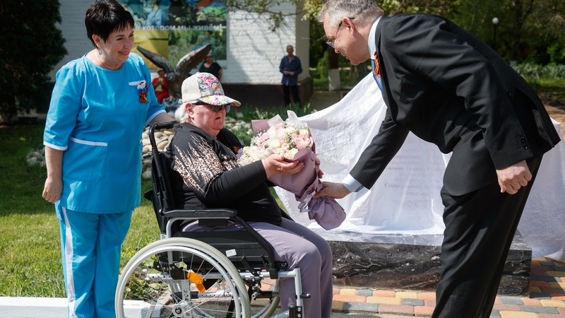    Губернатор вручает цветы матери погибшего на СВО сына Фото: Дмитрий Ахмадуллин / / ИА «Победа26»