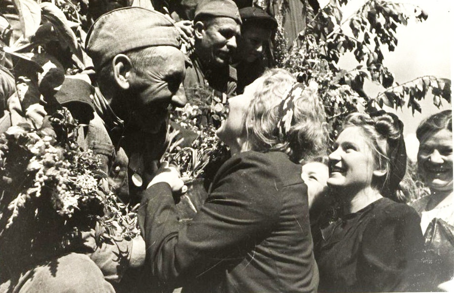 О том, как встретили Победу, труженик тыла Валентина Михайловна Хрянина 
вспоминает буднично, но очень светло
