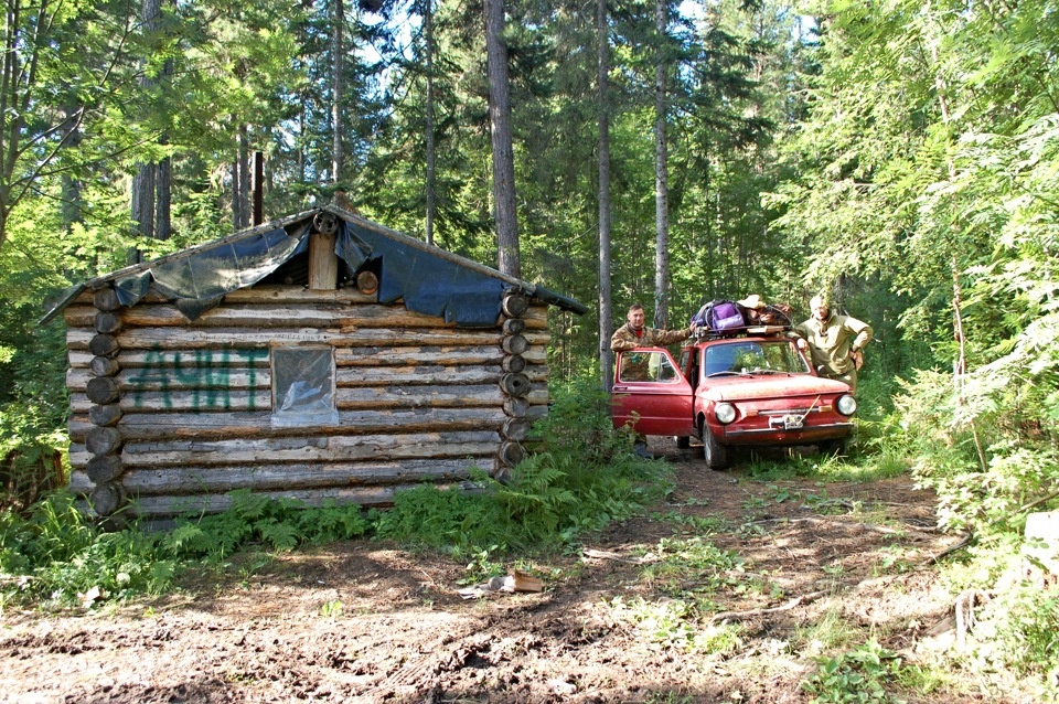 Эх, какое же это уютное место — изба в кедровнике. Огромное спасибо людям, её построившим.