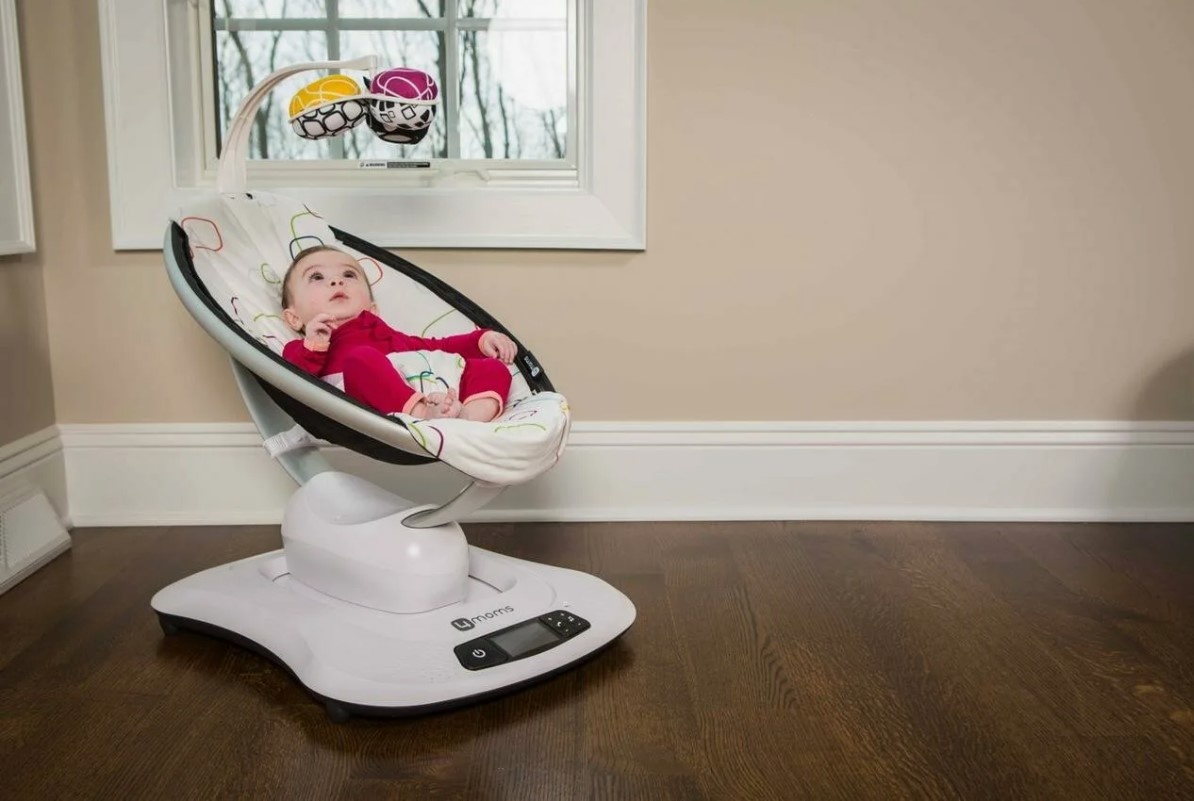 Кресло-качалка Mamaroo лучшее и безопасное место для бодрствования новорожденного.