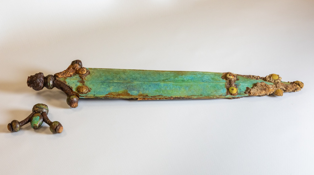    Древний кельтский меч со свастиками найден во Франции