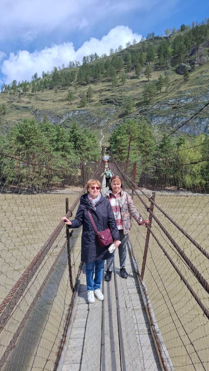 туристы на мосту через Катунь . АлтайТурМаркет