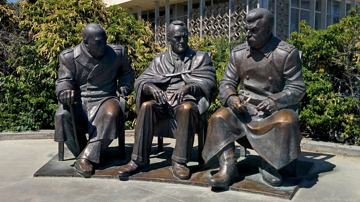 Памятник Иосифу Сталину, Франклину Рузвельту и Уинстону Черчиллю в Ливадии (фото автора)  