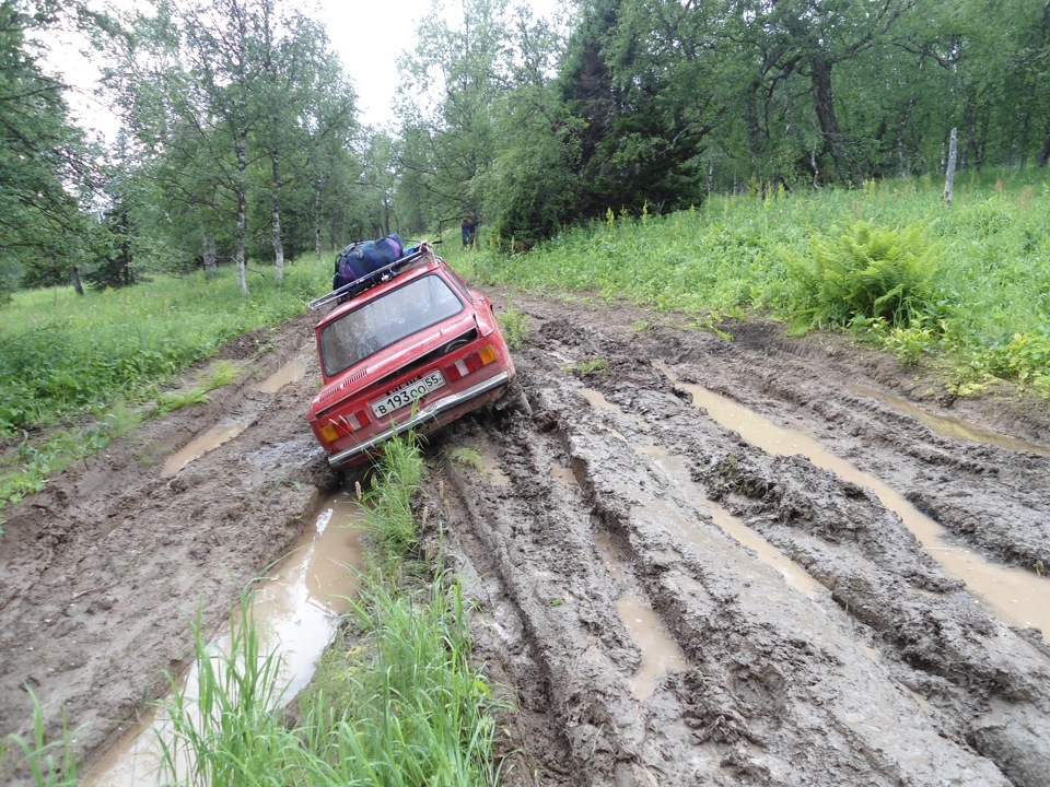 Вот это злополучное место. Уже почти на выходе с засадного участка стянуло влево в глубокую колею.