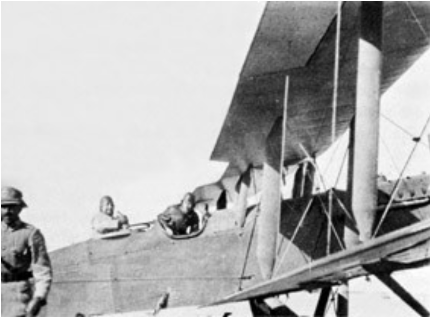 Фотография самолета советского производства Р-1 Афганских ВВС и его экипажа.
