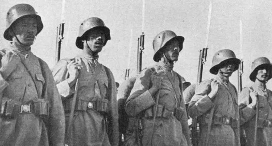 Солдаты-таджики реформированной Афганской армии в германских стальных шлемах.
