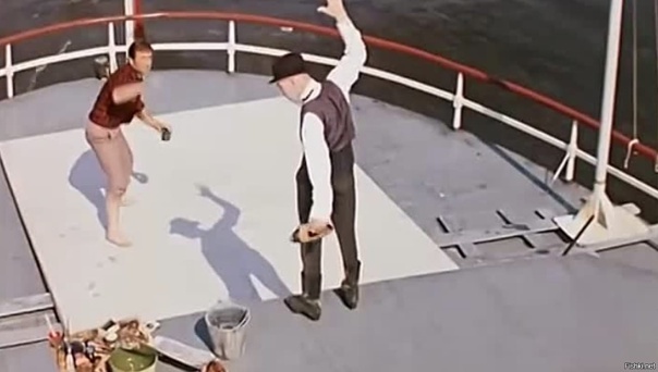 В галерее – кадры из одноименных советских комедий Леонида Гайдая и Марка Захарова «12 стульев»