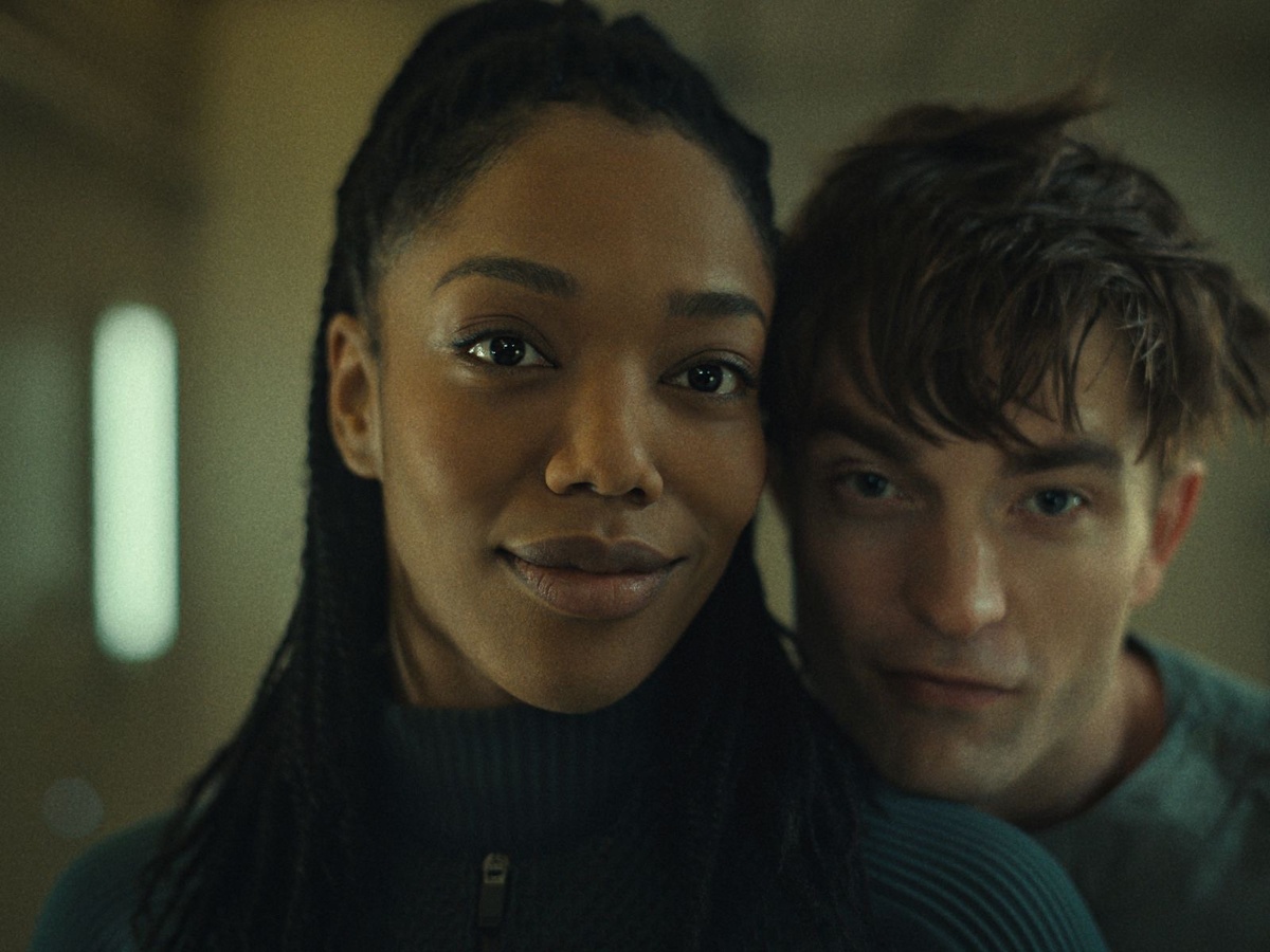 Роберт Паттинсон в роли Микки Барнса на кадре из фильма «Микки 17»