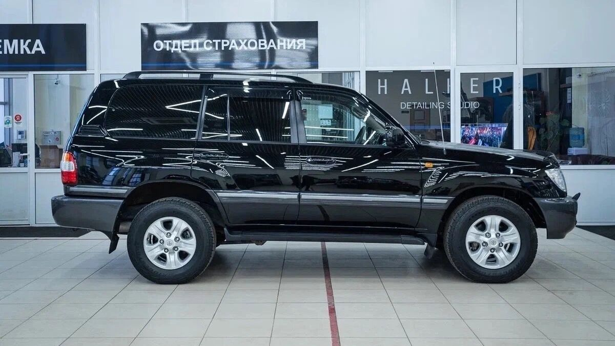 Toyota Land Cruiser 100 с пробегом в 41 тысячу километров 2007 года выглядит как новая машина. Фото: Авто.ру