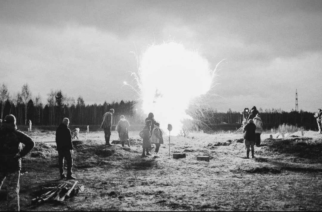 Скриншоты фотографий с сайта  Кинопоиск:https://www.kinopoisk.ru/film/7294222/shooting/