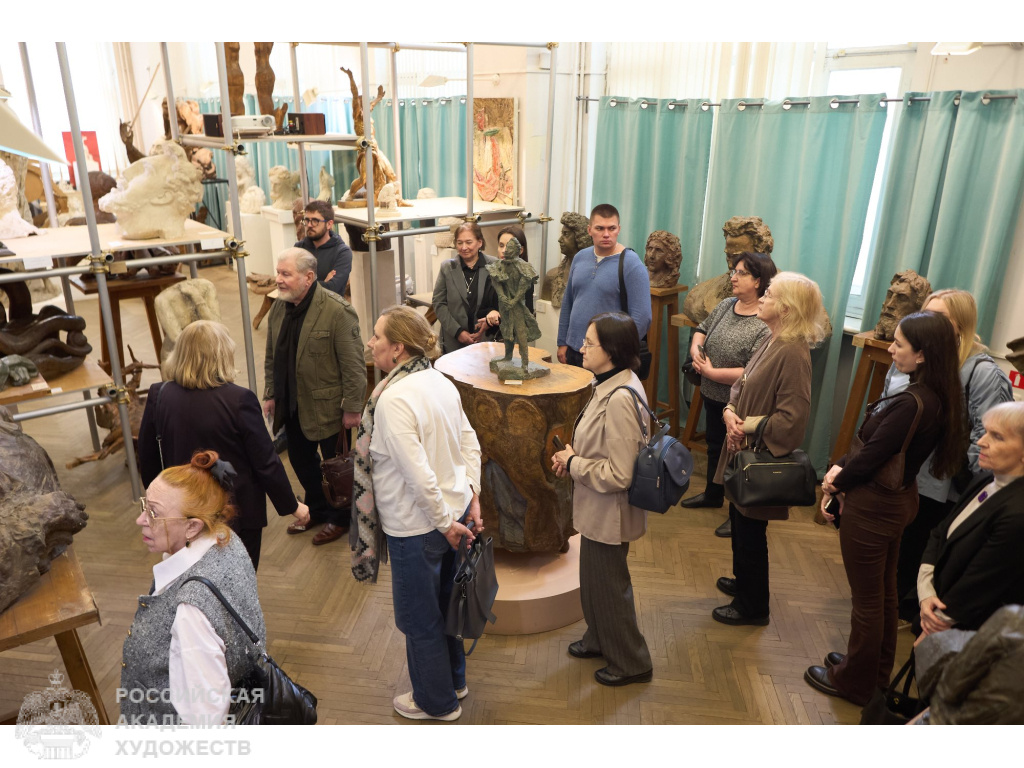 Гости выставки «Образ Победы Сергея Конёнкова» в Мемориальном музее «Творческая мастерская С.Т. Конёнкова» (Москва, ул. Тверская, д. 17, вход с Тверского бульвара). Фото: Владимир Феничёв, пресс-служба РАХ. 2025.
